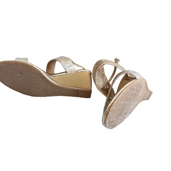 Badgley Mischka Jewel Gold Sparkle Wedge Sandals 8 - Picture 6 of 8